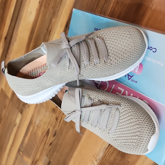 Skechers Shoes - SKECHERS: Size 7